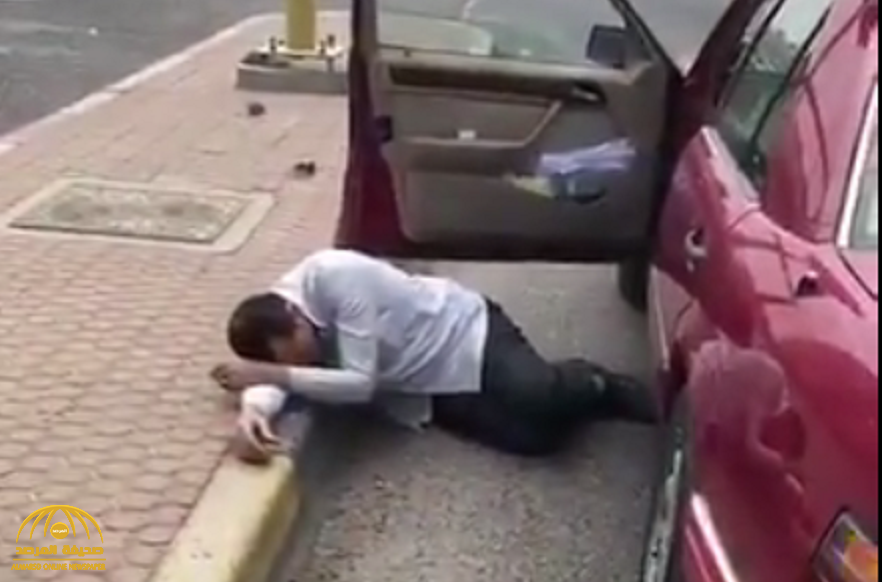 كشف حقيقة مقطع  سقوط شخص مصاب ب"كورونا" بجانب سيارته في شارع بالكويت !