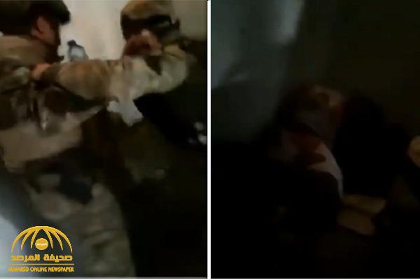 شاهد : جنود أتراك ينهالون بالضرب على أسرى من قوات النظام السوري  في إدلب