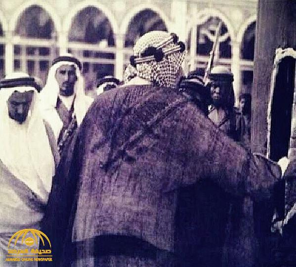 تفاصيل قصة الثلاثة الذين حاولوا اغتيال الملك عبدالعزيز في الحرم .. وكيف تصدى لهم "الملك سعود" وتعرضه لإصابة في الكتف!