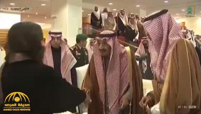 شاهد : لحظة سلام "الملك سلمان" على الشيخة سارة بنت فهد الصباح وموقفه الذي أشاد به الجميع