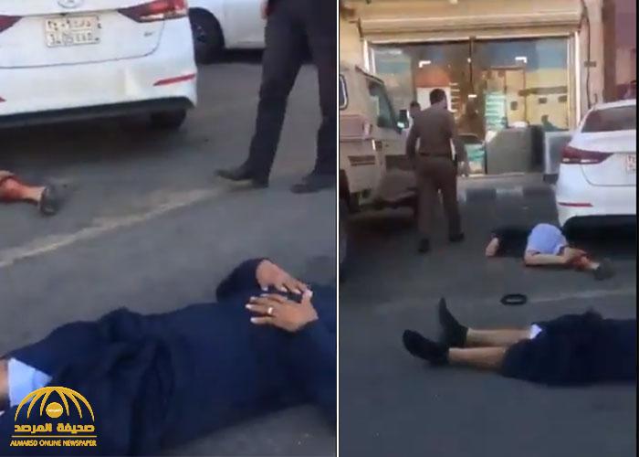 شاهد بالفيديو : شخصان ملقيان على الأرض بعد إصابتهما بطلق ناري في مشاجرة بحائل