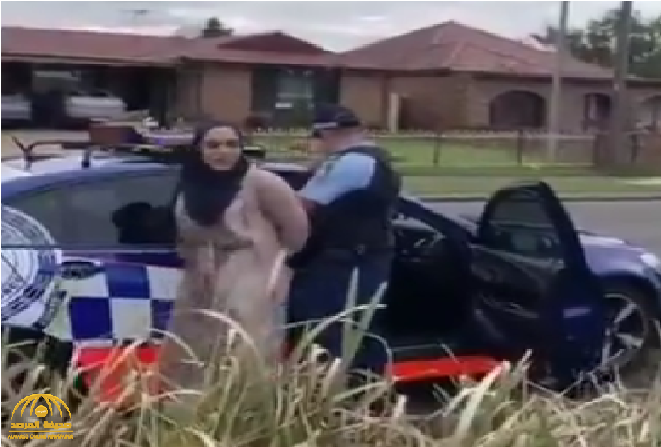 شاهد .. ردة فعل محجبة عربية تجاه شرطي إسترالي أثناء القبض عليها لقطع إشارة مرور بسرعة عالية !