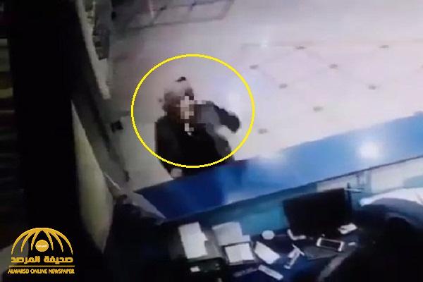 شاهد : شخص يسرق جوال من فندق في نجران .. وكاميرا المراقبة تفضحه