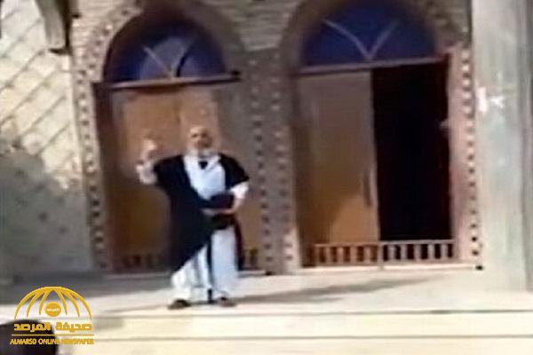 شاهد .. مصري يقف أمام مسجد مدعياً أنه "المهدي المنتظر" في زمن كورونا