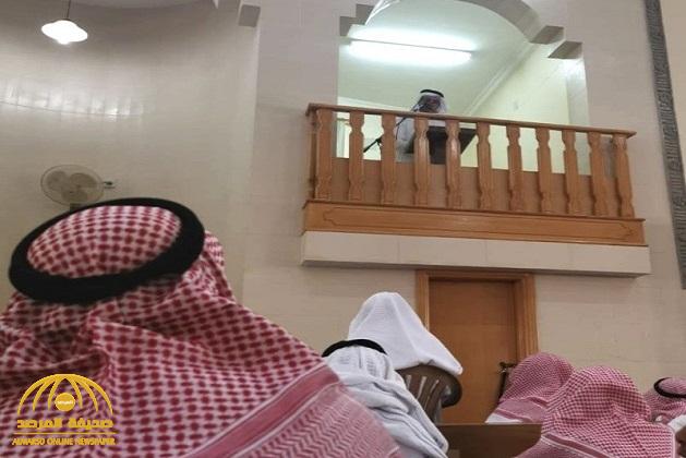 شاعر يصعد إلى المنبر و يلقي خطبة الجمعة بعد تغيب الإمام في بريدة