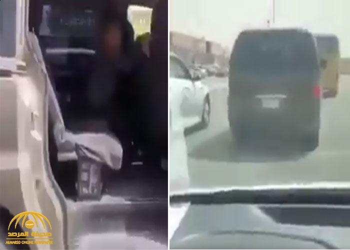شاهد : سائق مركبة ينقل طلاب مدرسة وباب سيارته مخلوع