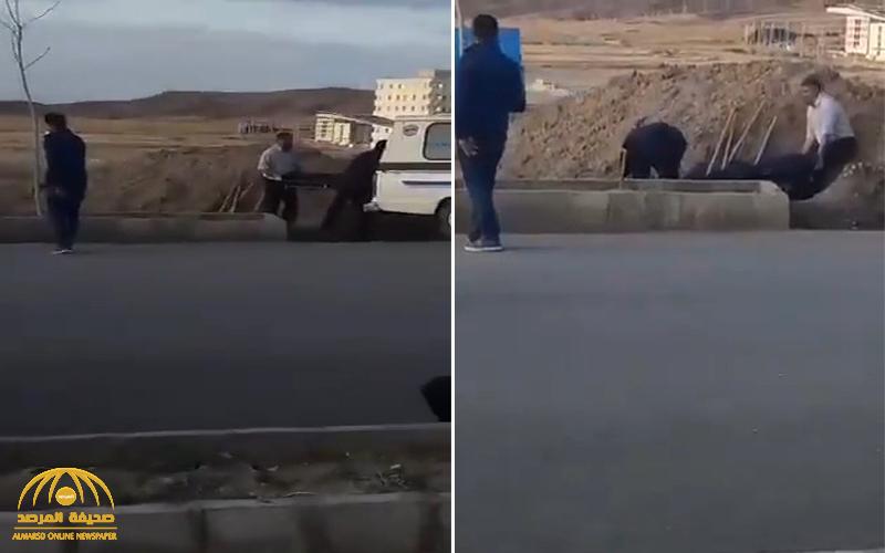 فيديو يكشف حجم الكارثة .. شاهد : إيرانيون يدفنون موتى كورونا بجانب الطرق السريعة