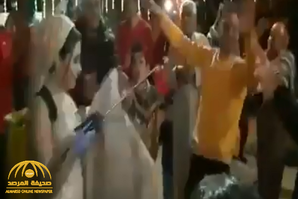 شاهد: عروس مصرية ترش المعازيم بالمبيدات الزراعية في حفل زفافها خوفا من كورونا  !