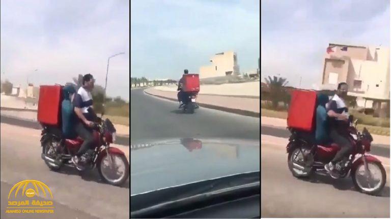 شاهد .. شخص يتنمر بمصري يركب دراجة نارية في الكويت برفقة زوجته وابنته .. ومطالبات بمحاسبته