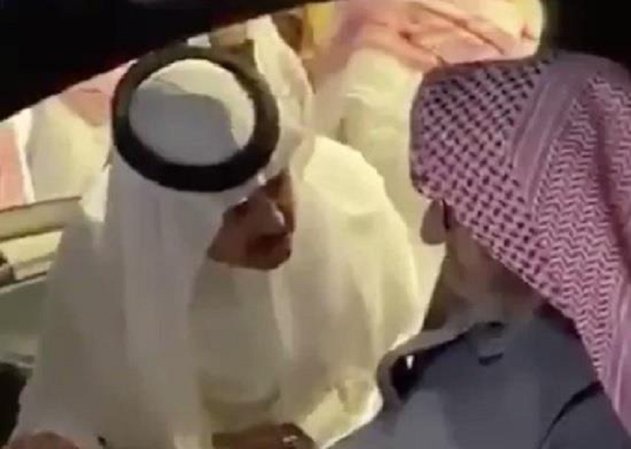 شاهد ... ردة فعل  أبناء الملك سعود تجاه الشيخ الشثري عندما أراد النزول من سيارته  في عزاء الأمير طلال !