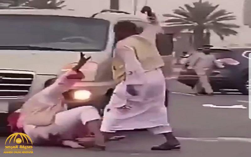 بالفيديو: مضاربة بين شخصين في حي الشوقية بمكة وأحدهما يطعن الآخر في عينه وبطنه