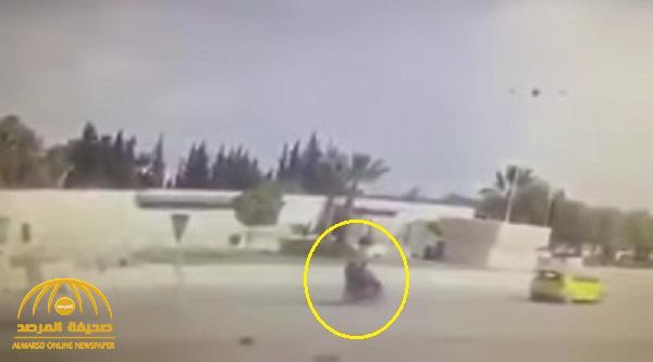شاهد .. أول فيديو لحظة التفجير الانتحاري قرب السفارة الأمريكية في تونس