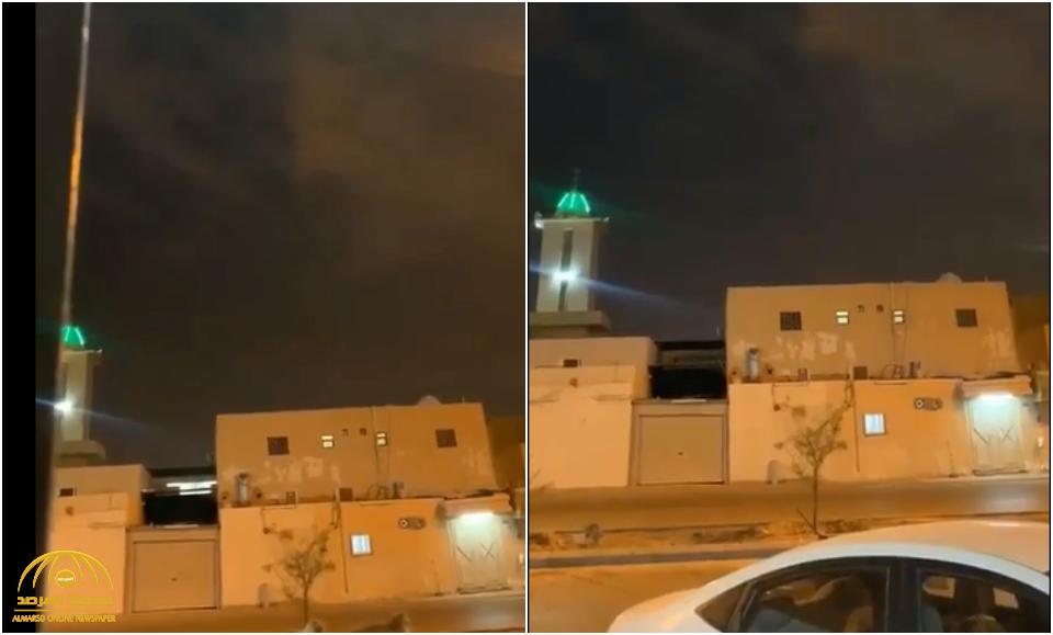 بالفيديو : مؤذن ينهار باكياً أثناء الأذان في أحد مساجد المملكة بعد قرار وقف صلاة الجماعة!