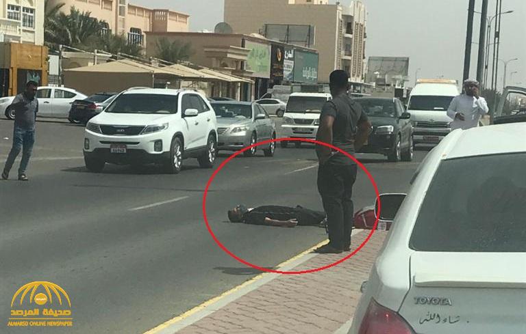 شاهد : شخص يسقط أرضاً وسط الشارع في سلطنة عمان.. والشرطة تكشف حقيقة إصابته بكورونا!