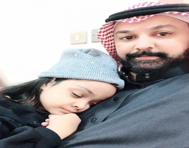موظف شركة طيران يمنع سعودي يحمل طفلته المعاقة من صعود الطائرة المتجهة للرياض لعلاج ابنته ويلغي رحلته صحيفة المرصد