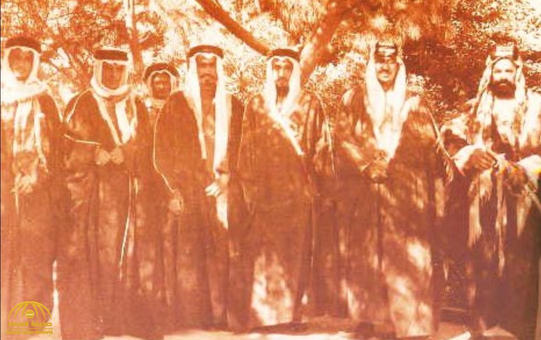 شاهد.. صورة نادرة للملك سعود مع عدد من الأمراء في دولة خليجية  قبل 80 عاماً