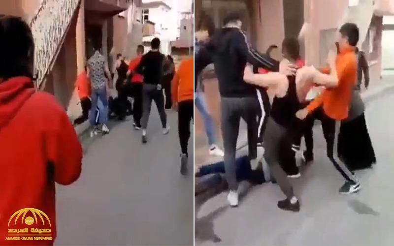 شاهد : أتراك ينهالون بالضرب على لاجئ سوري بعد سؤاله عن جنسيته .. وردة فعل مفاجئة من امرأة !