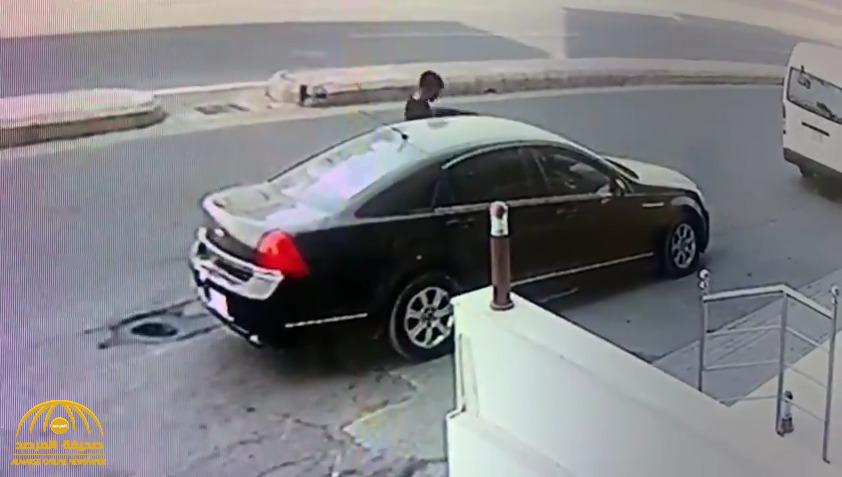 تحت التهديد.. شاهد: شخص يسرق سيارة ويفر هارباً في أحد شوارع المملكة!