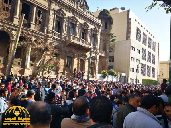 شاهد.. مصريون يتدافعون لاستخراج شهادة خلو من "كورونا" من أجل العودة إلى السعودية