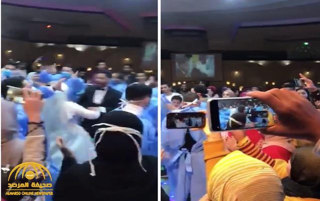 "زواج في عصر كورونا".. شاهد: مصريون يرقصون بـ"الكمامات وملابس العمليات" في حفل زفاف وجدل على "السوشيال ميديا"