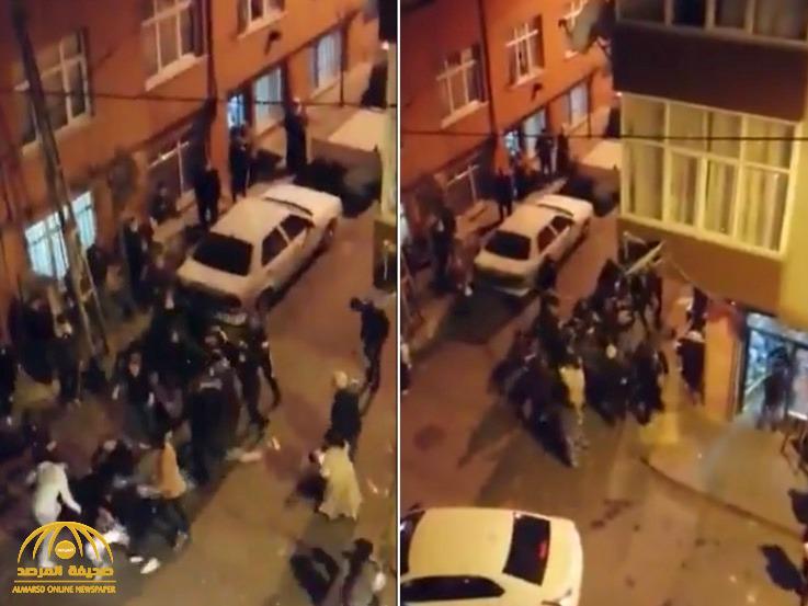 شاهد: فوضى وهلع خارج أحد المتاجر الغذائية في تركيا بعد إعلان حكومة أردوغان منع التجول