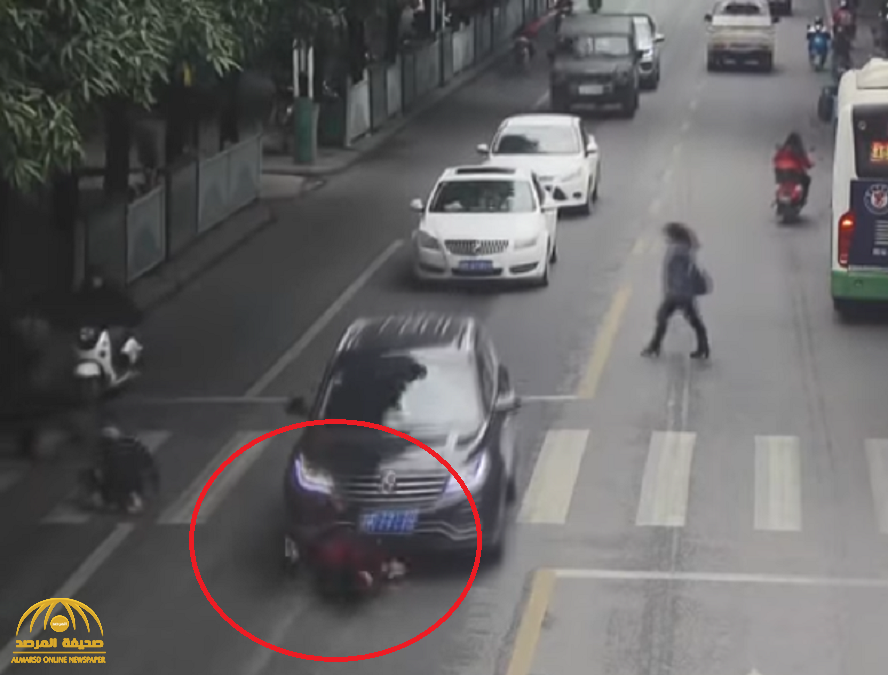 شاهد : سيارة تدهس امرأة وتستقر تحت عجلاتها .. وفكرة مفاجئة من المارة لإنقاذها !