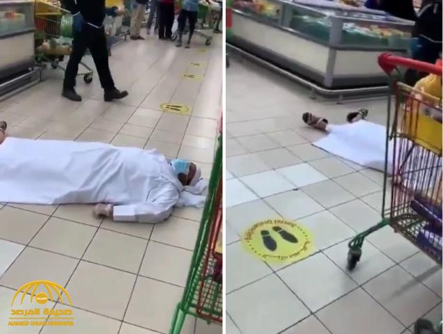 شاهد: سقوط "قطري" بشكل مفاجئ داخل سوبر ماركت في الدوحة وشكوك حول إصابته بكورونا !