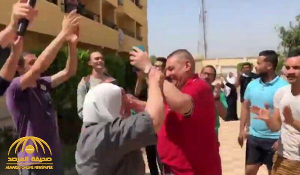 فصل مدير مستشفى مصري من عمله بعد رقصه مع متعافين من كورونا -فيديو