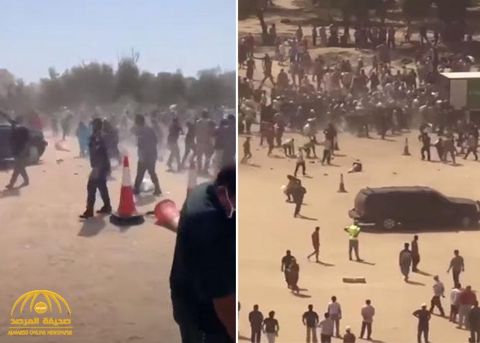 لحظة هجوم  المئات من "العمالة" بالكويت على سيارة محملة بالوجبات الغذائية.. شاهد كيف تصرفوا فور قدوم الشرطة؟