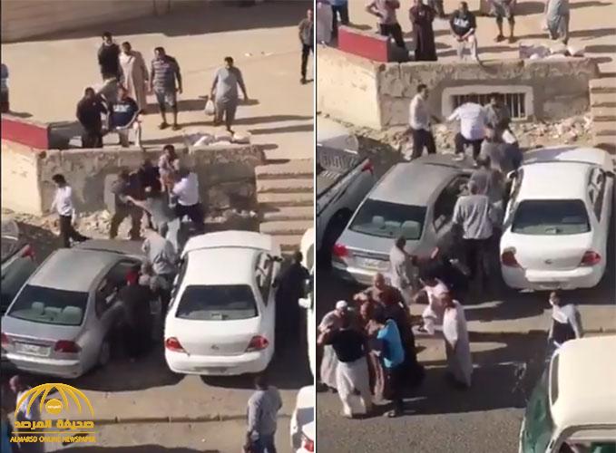 "أحدهم قفز فوق سيارة للوصول إلى الآخر".. شاهد: مشاجرة جماعية بين وافدين في الكويت وتبادل لكمات عنيفة