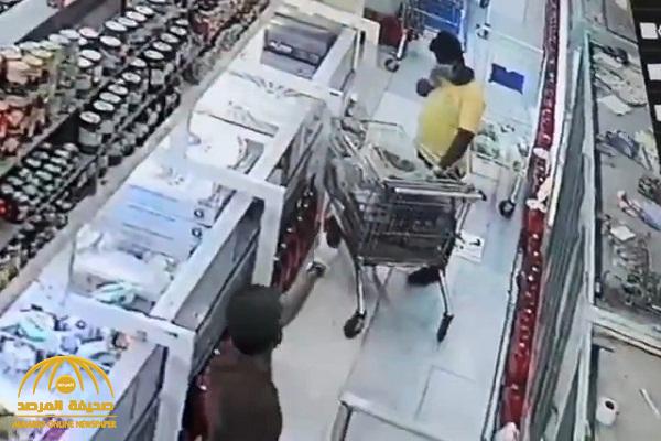 بالفيديو : عامل يبصق على المنتجات داخل سوبر ماركت في تبوك .. شاهد ردة فعل رجل أمن كان يقف بجانبه