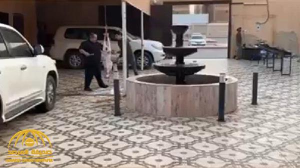 القبض على مواطن  أحضر حلّاقا وجزاراً لمقر إقامته بالرياض ووثقه بمقطع فيديو