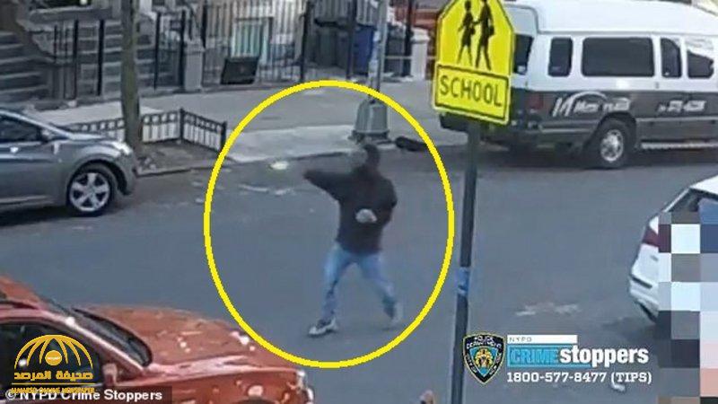 شاهد : شخص يطلق النار على رأس رجل في الشارع بعد خلاف مع ابنه !