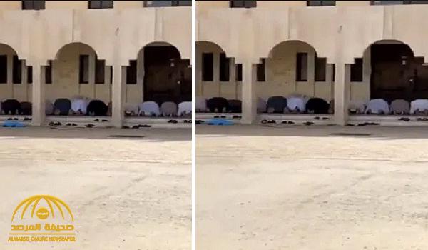 شاهد.. أشخاص يقيمون صلاة الجماعة أمام باب مسجد في الرياض !