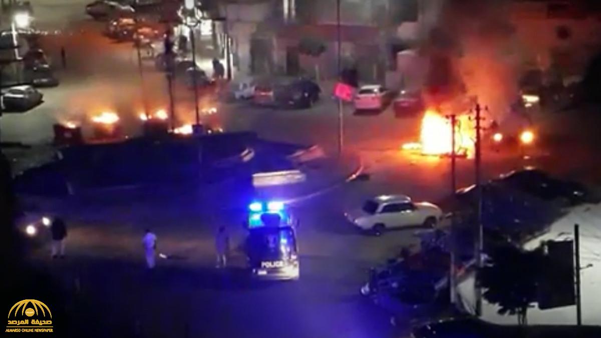 شاهد .. مصريون يخرقون الحظر ويشعلون النيران في الشوارع
