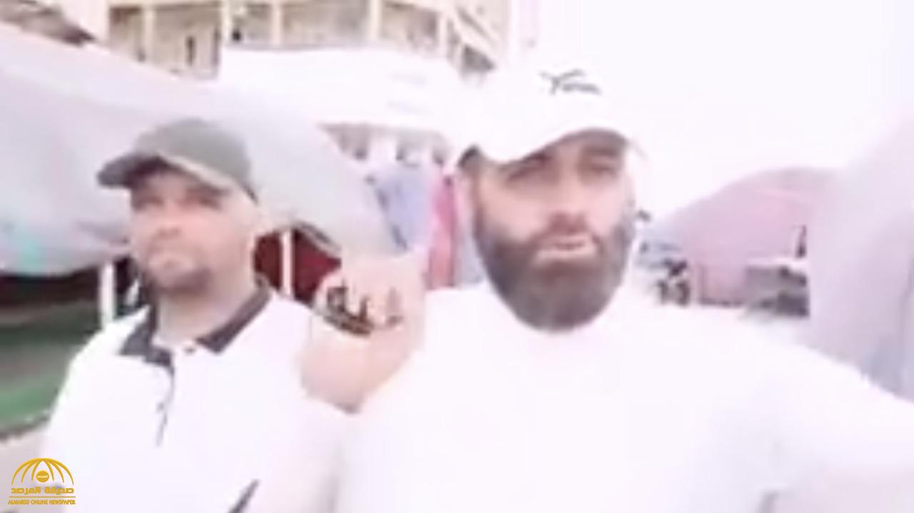 بالفيديو : مؤيدون لمقتدى الصدر  يهددون بـ"قص شوارب المحتجين بالكندرة"!