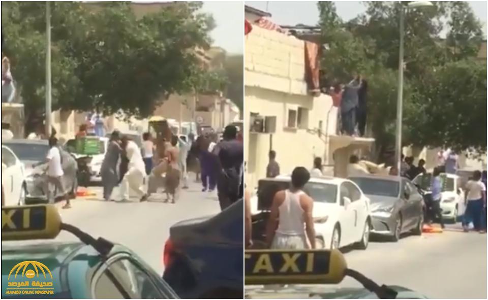 شاهد : مضاربة عنيفة بين مجموعة من العمالة الباكستانية بـ"العصي والأبواب"!
