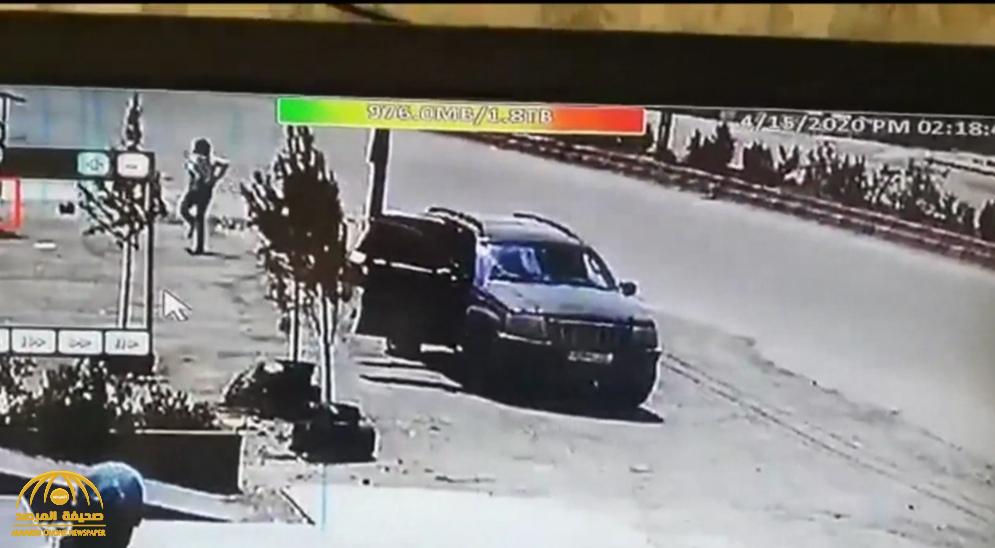 شاهد: استهداف سيارة حزب الله في سوريا بصاروخين.. وكاميرات المراقبة ترصد موقف غريب!