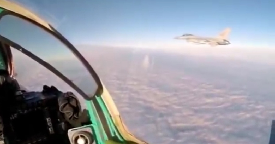 فيديو من قمرة القيادة.. شاهد: طائرات حربية روسية تعترض مقاتلة للناتو