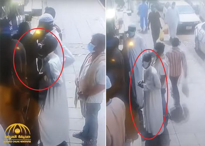 في نهار رمضان .. شاهد: لصّ يسرق محفظة شخص في لمح البصر باستخدام "مشرط" بحي البطحاء