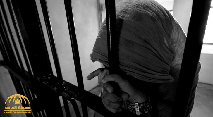 "تنكرت بالعباءة والنقاب أثناء احتجازها " ...كورونا يضع فاشنيستا كويتية شهيرة وشقيقتها في ورطة!