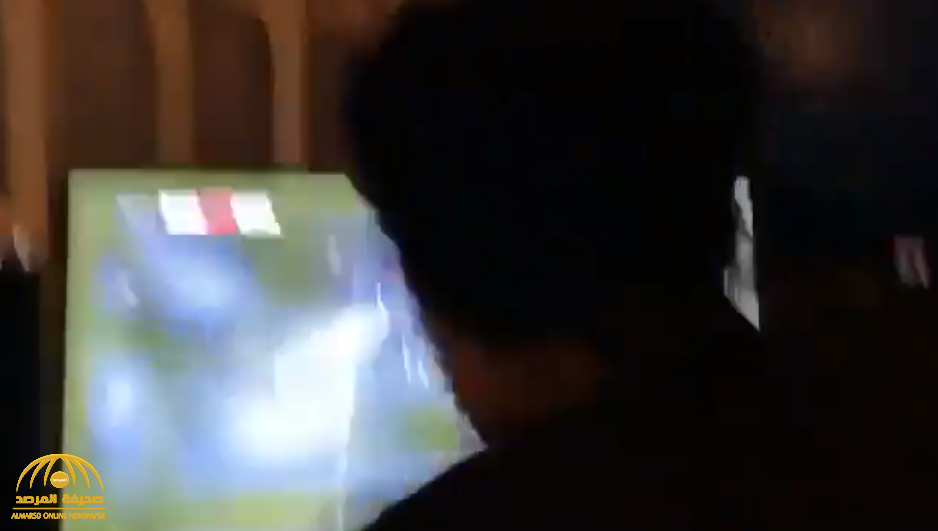 شاهد: تركي آل الشيخ يكسر شاشة التلفزيون أثناء مباراته مع سعود آل سويلم