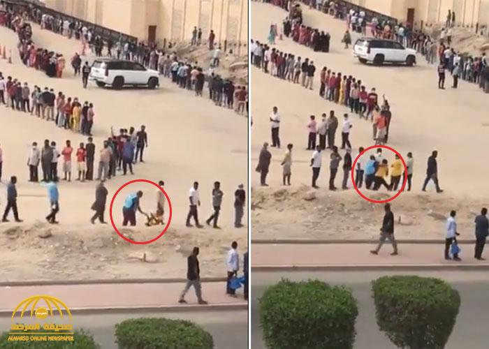 شاهد .. أحد المنظمين يعتدي بالضرب على وافد جاء للحصول على وجبة إفطار في الكويت