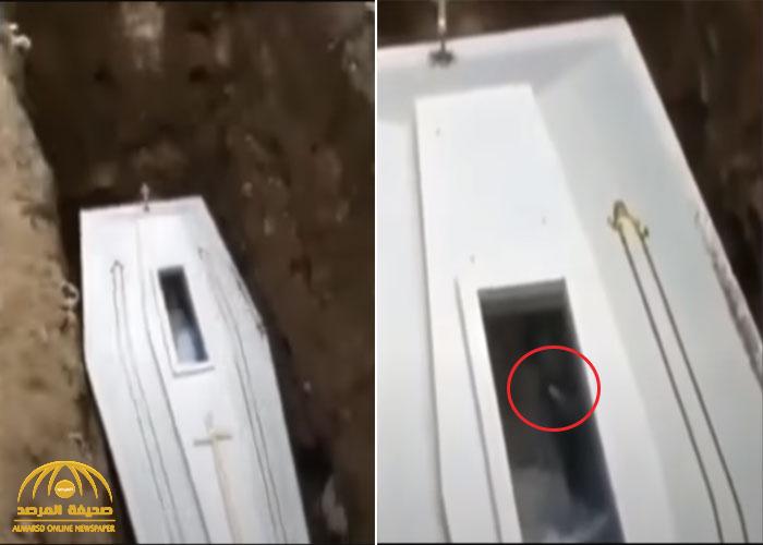 "فيديو مخيف".. شاهد :"جثة" تتحرك داخل تابوت لحظة دفنها