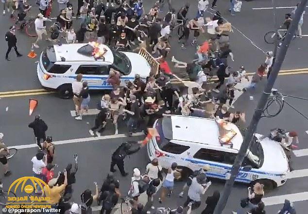 شاهد.. سيارات الشرطة تخترق صفوف الحشود وتدفع المتظاهرين على الأرض في نيويورك