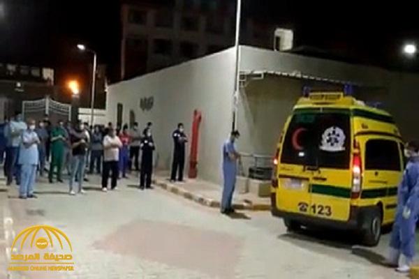 شاهد .. فيديو مؤثر لأطباء مصريين يؤدون صلاة الجنازة على زميلتهم المتوفاة بكورونا