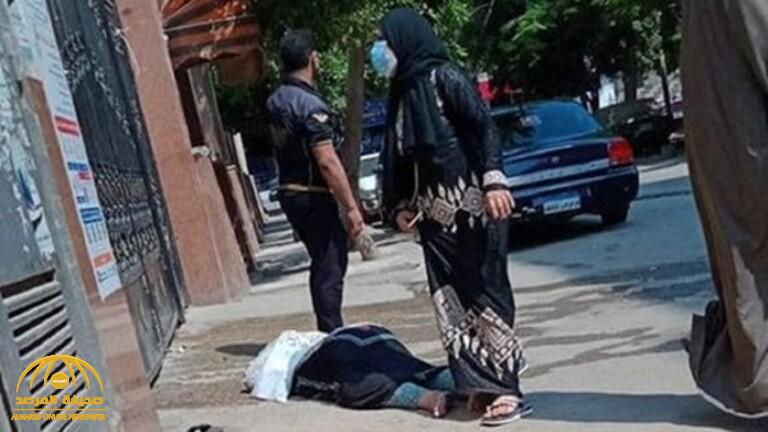 شاهد : امرأة مصرية مصابة بكورونا ملقاة أمام مستشفى بعد رفض استقبالها !