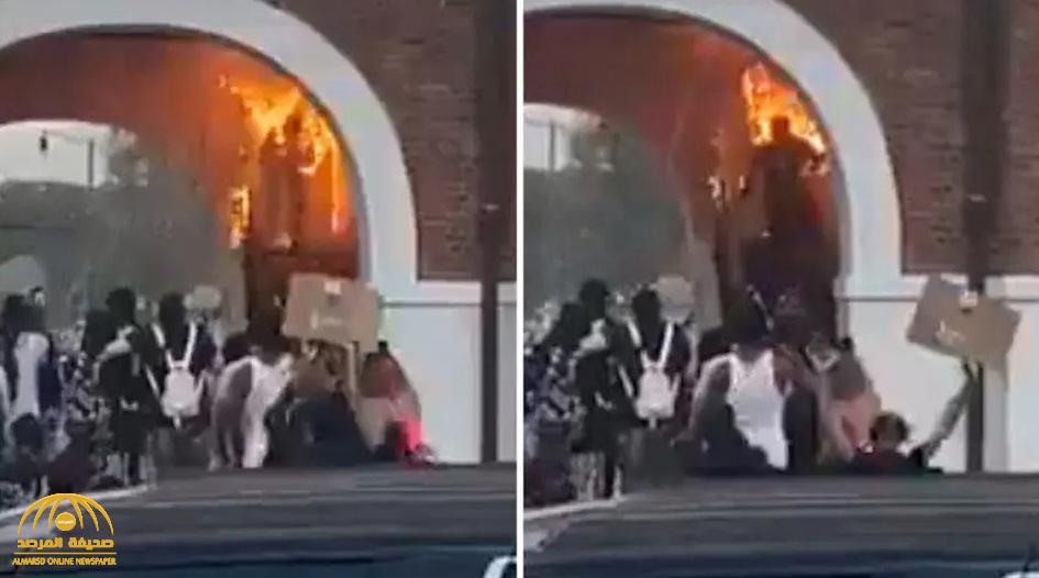 شاهد.. محتج أمريكي يشعل النار في نفسه بالخطأ أثناء محاولة حرق سوق بـ "نورث كارولينا"