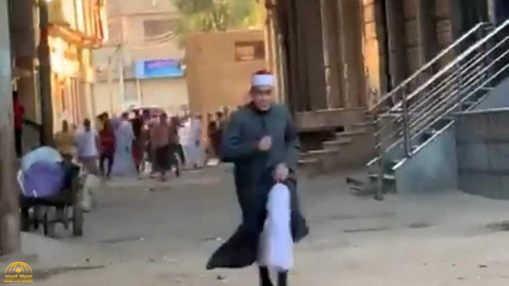 ‏شاهد: هروب إمام مسجد بعد مداهمة الشرطة المصرية وهو يؤم المصلين في صلاة العيد
