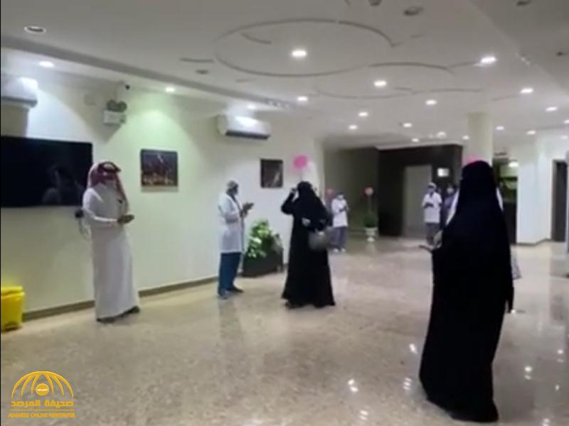 شاهد.. كيف احتفل منسوبو الحجر الصحي بمحافظة رماح بسيدة تعافت من "كورونا"!